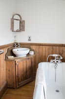 Évier d'angle dans salle de bain en bois rustique
