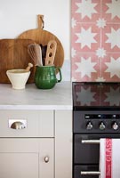 Tuiles roses à motifs étoiles dans la cuisine de campagne moderne