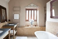 Salle de bain moderne avec mur en plâtre nu