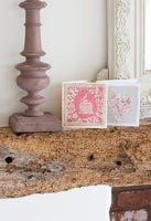 Cartes de voeux roses sur cheminée en bois rustique