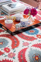 Plateau pour le thé sur une table recouverte de tissu coloré moderne