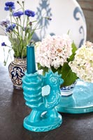 Bougeoirs et compositions florales dans des pots en céramique