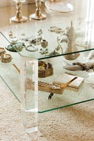 Affichage des objets de collection dans une table basse en verre à deux niveaux