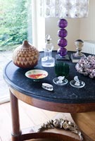 Collection de verrerie et d'ornements sur table surmontée de marbre