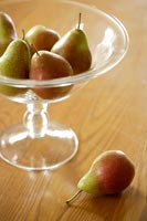 Poires dans un bol de fruits en verre