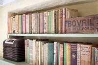 Bibliothèque avec des livres anciens et des objets vintage