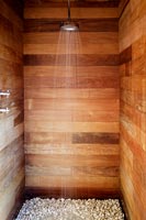 Salle de douche en bois