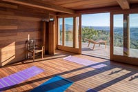 Espace spa avec salle de yoga et tapis de yoga aménagés