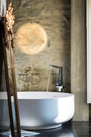 Salle de bain de luxe avec suspension style lune