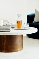 Table basse moderne avec carafe et verres