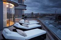 Terrasse sur le toit moderne la nuit