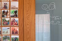Dessin sur porte vitrée et exposition de photographies de famille