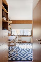 Tapis à motifs bleu et blanc dans le bureau à domicile en bois