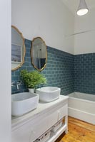 Salle de bain moderne bleu et blanc
