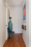 Armoire peinte en bleu et illustrations colorées dans le couloir