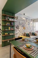 Cadre en bois vert avec étagères intégrées, table à manger et vue sur le salon