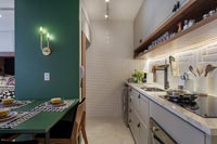 Cadre en bois vert avec table à manger intégrée dans la cuisine