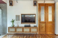 Double portes en bois dans le salon industriel moderne
