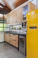Cuisine industrielle moderne avec réfrigérateur-congélateur jaune vif