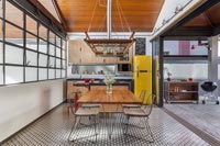 Cuisine-salle à manger industrielle moderne avec portes pliantes à barbecue