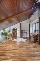 Salon en bois avec plafond en pente