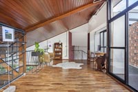Salon en bois avec plafond en pente