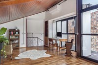 Bureau à domicile moderne avec plafond en bois incliné