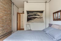 Chambre moderne avec grand cadre photo en bois et suspension en tissu