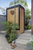 Petite structure en bois dans un jardin contemporain