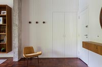 Couloir marron et blanc avec portes peintes en bois