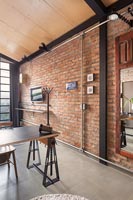Salle à manger industrielle moderne avec mur en briques apparentes