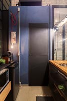 Porte peinte à une extrémité de la petite cuisine industrielle