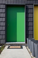 Portes d'entrée vert vif et jaune voisin