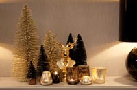 Décorations de Noël dorées et bougies sur buffet