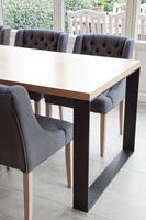 Salle à manger moderne avec chaises rembourrées