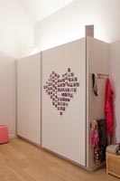 Affichage de photos en forme de coeur sur une armoire