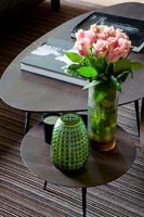 Tables basses modernes avec vases