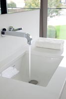 Lavabo de salle de bain avec eau courante