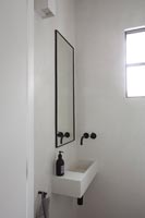 Évier blanc moderne avec robinets muraux noirs