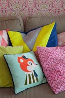 Coussins colorés sur canapé
