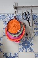 Crochet coussinets chauffants et ustensiles sur des crochets dans la cuisine