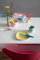 Vaisselle colorée sur table