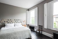 Chambre moderne avec tête de lit à motifs