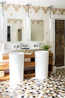 Carreaux de mosaïque dans la salle de bain