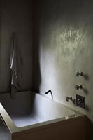 Salle de bain moderne blanche