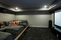 Canapé moderne dans la salle de cinéma