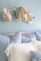 Têtes d'animaux décoratifs muraux dans la chambre d'enfant