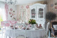 Salle à manger champêtre rose et blanche