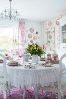 Salle à manger champêtre rose et blanche