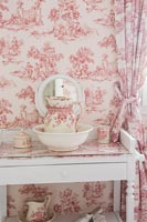 Céramiques vintage roses et blanches avec papier peint et rideaux assortis